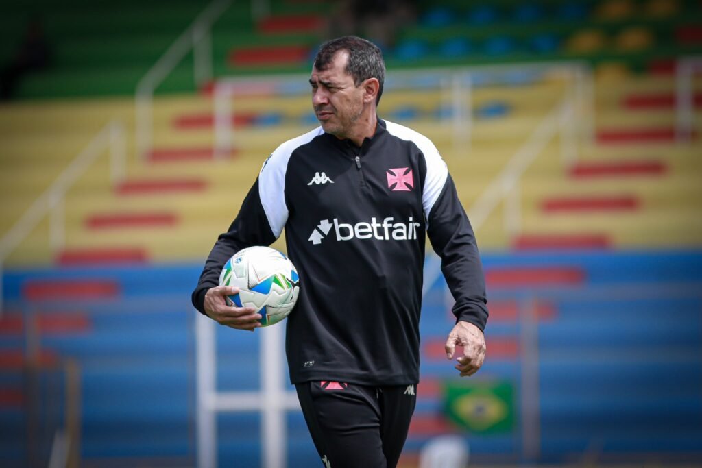 Fábio Carille elogia postura do Vasco no clássico contra o Flamengo, destaca evolução após atuação ruim contra o Fortaleza e reafirma foco total no clube