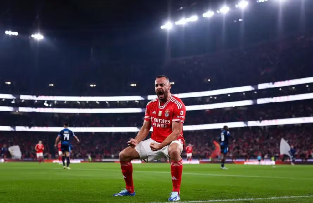 Botafogo se acerta com Benfica e discute salários com Arthur Cabral