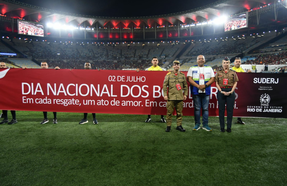 Corpo de Bombeiros recebe homenagem antes do jogo do Flamengo no Maracanã Divulgação: Marcio Fabian