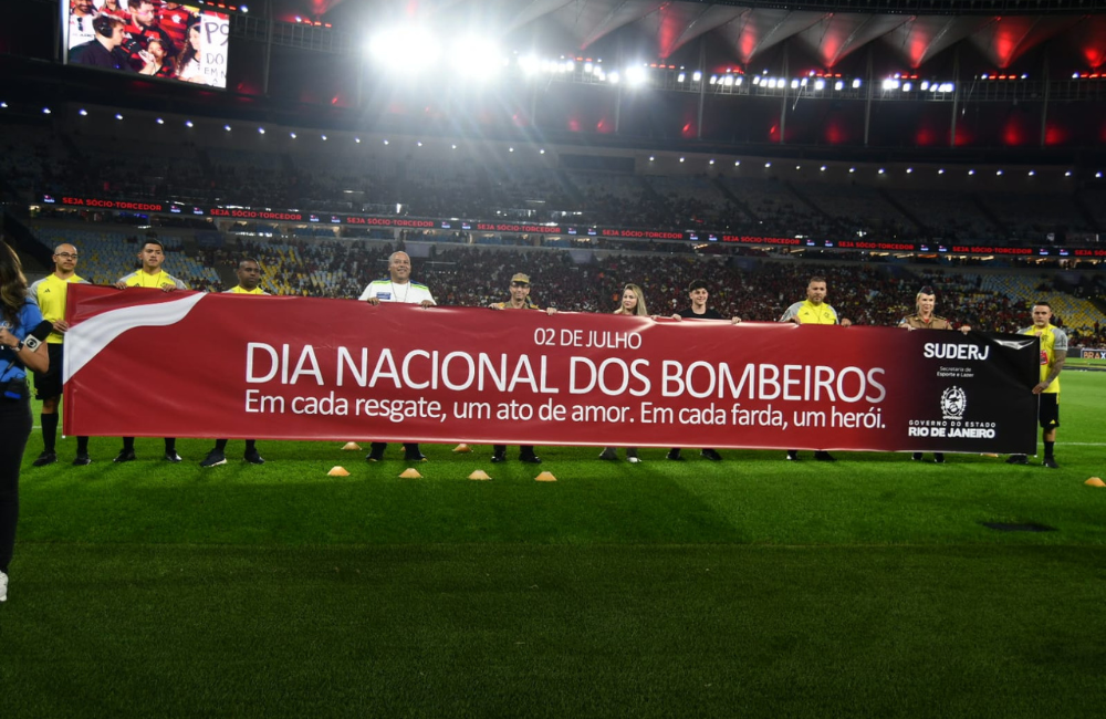  Corpo de Bombeiros recebe homenagem antes do jogo do Flamengo no Maracanã Divulgação: Marcio Fabian