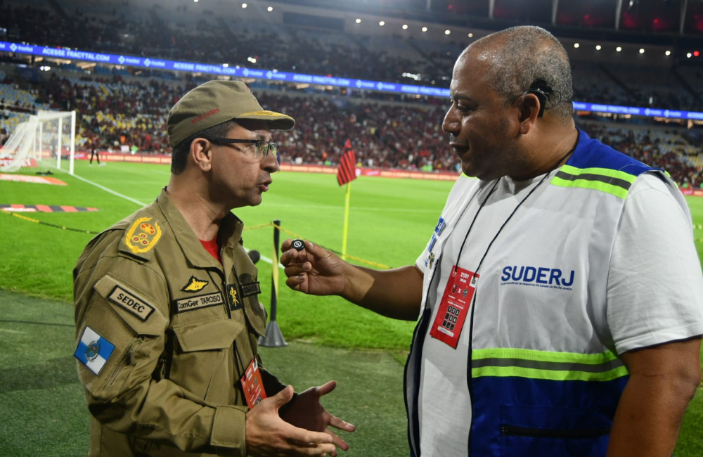 Marcos Vinicius Cabral: Corpo de Bombeiros recebe homenagem antes do jogo do Flamengo no Maracanã Divulgação: Marcio Fabian