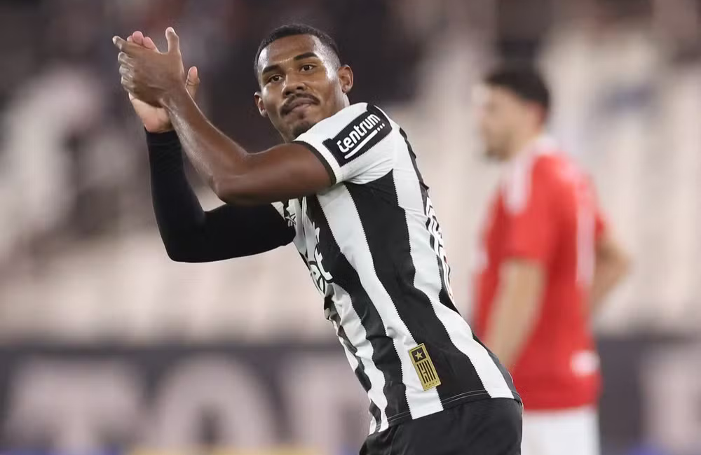 Negociações com Brighton Nottingham Forest não avançam e Cuiabano permanece no Botafogo Divulgação: Botafogo