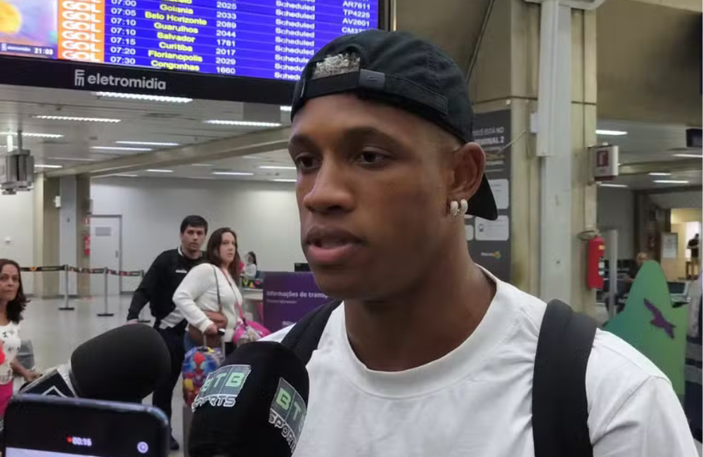 Danilo desembarca no Rio para se apresentar ao Botafogo e destaca: "espero honrar o dinheiro do Textor" Divulgação: Zé Victor Meirinho/ge