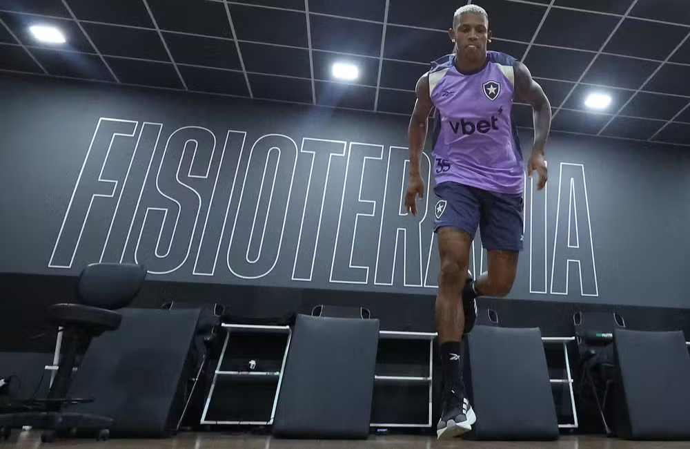 Danilo já pode estrear pelo Botafogo? Entenda situação física do volante Divulgação: Danilo