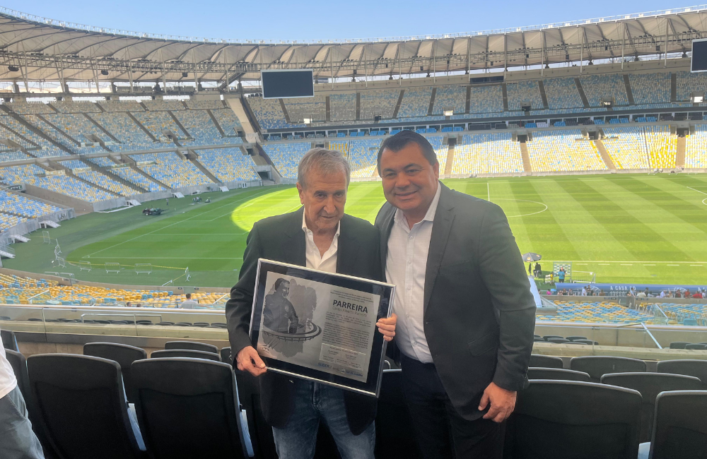 Ídolo do Fluminense, Carlos Alberto Parrera tem pés eternizados no Maracanã às vésperas do Fla-Flu Divulgação: JS