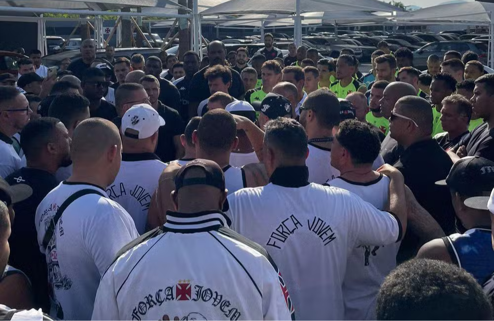 Organizada do Vasco vai ao CT Moacyr Barbosa e conversam com Pedrinho, jogadores e Diniz Foto: divulgação