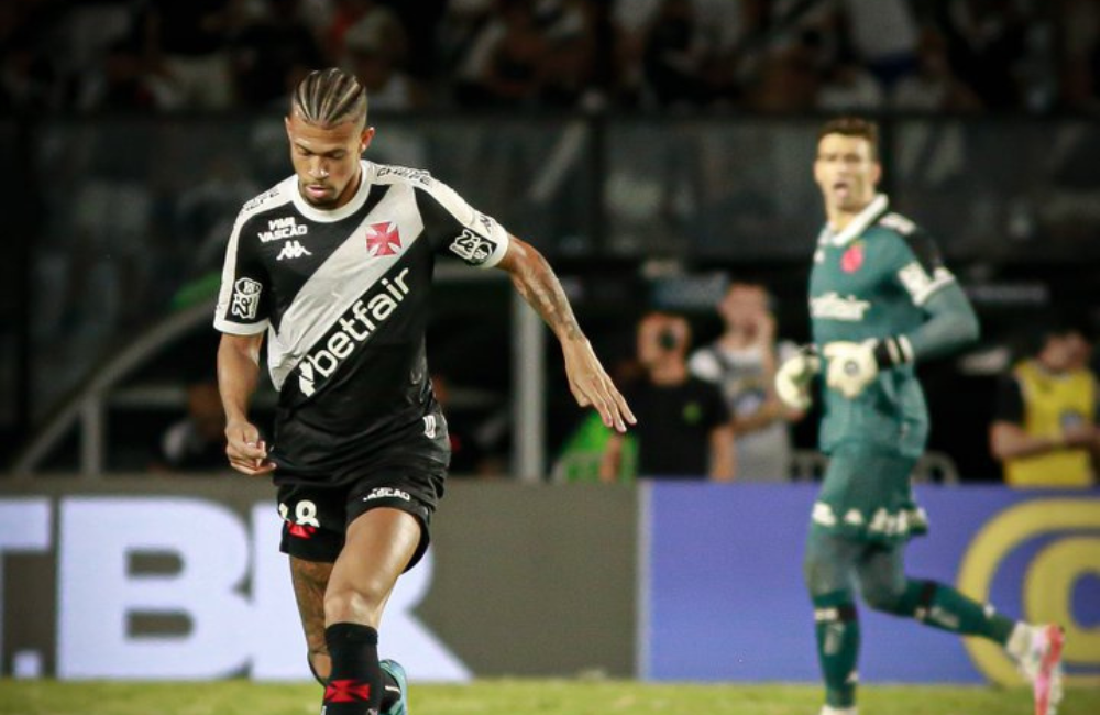 Perseguido por torcedores do Vasco, João Victor destaca que torcida não tem direito de vaiar Divulgação: Vasco