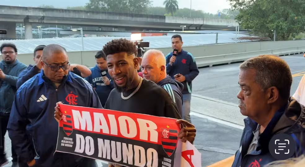 Emerson Royal chega ao Rio para assinar com o Flamengo — Foto: Emanuelle Ribeiro