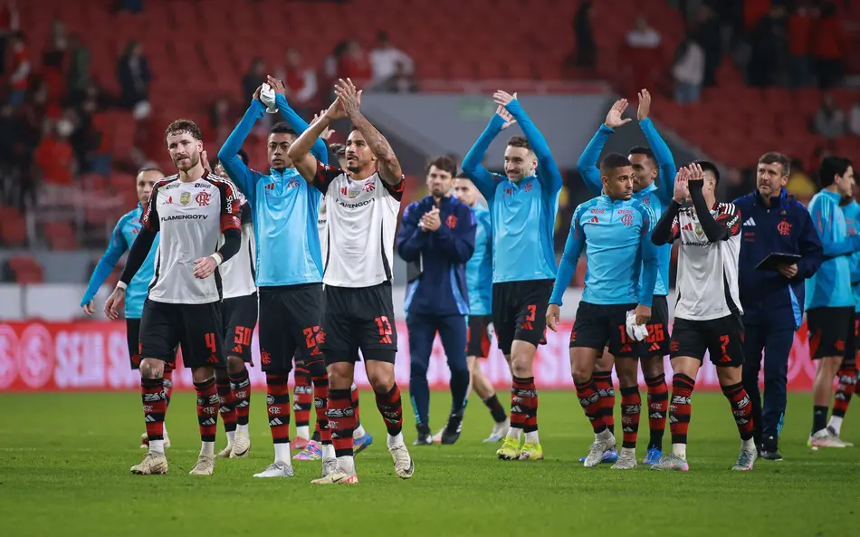 Jogadores do Flamengo comemoram vitória ao final da partida contra o Internacional, no Beira-Rio, pelo Brasileirão (Foto: Maxi Franzoi/AGIF)