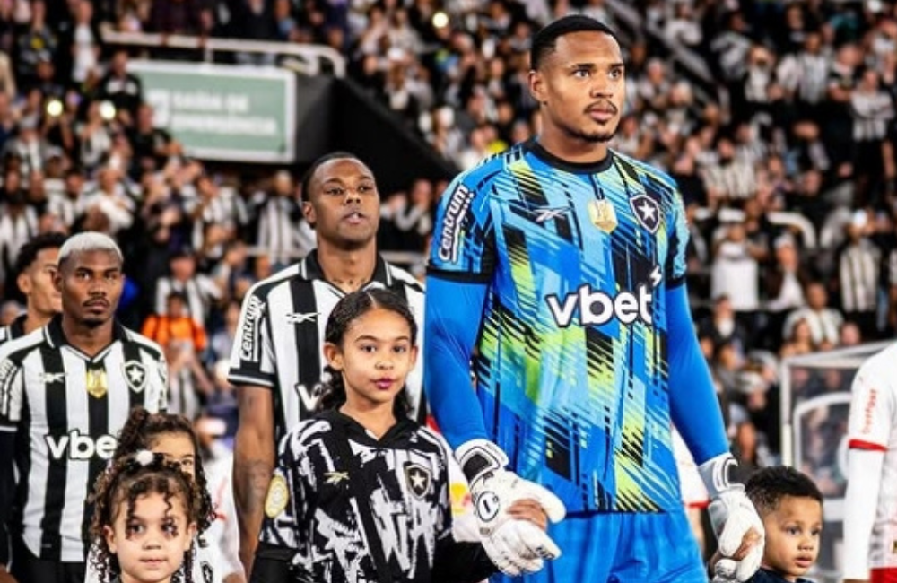 John não entra em acordo com o West Ham e permanecerá no Botafogo Foto: reprodução/ Instagram