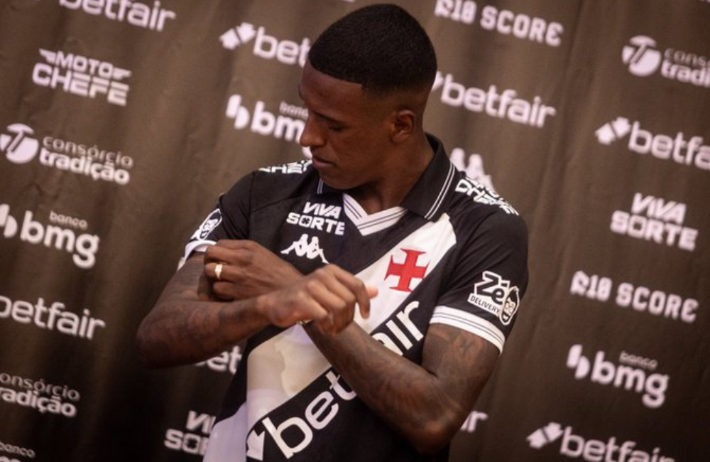 Robert Renan revela desejo de "ficar muito tempo" no Vasco e projeta estreia Divulgação: Matheus Lima/Vasco