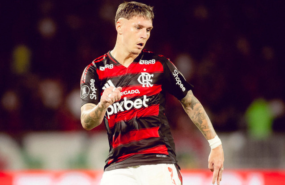 Varela e Flamengo chegam a acordo, e lateral assina renovação Divulgação: Adriano Fontes/CRF