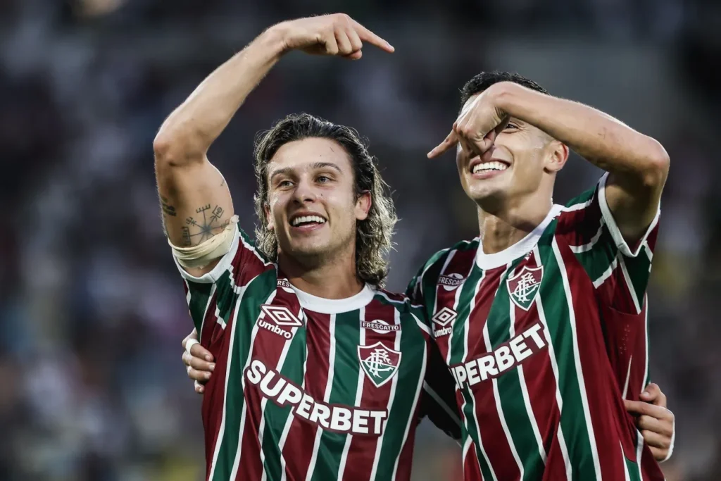 Kevin Serna e Canobbio comemoram gol em Fluminense x Fortaleza, pelo Brasileirão. Foto: LUCAS MERÇON / FLUMINENSE F.C.