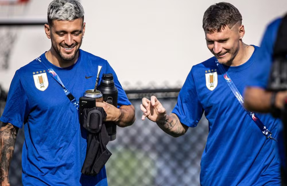Arrascaeta e Varela voltam ao Flamengo após liberação do Uruguai Divulgação: Uruguai