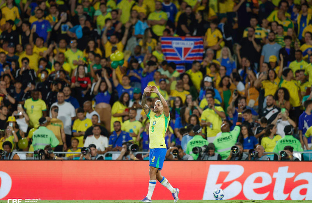 Bruno Guimarães revela que voltaria ao Brasil para atuar apenas por Athletico-PR ou Vasco Divulgação: Rafael Ribeiro/CBF