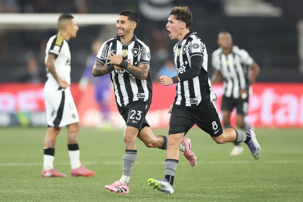 Santiago Rodríguez e Montoro celebram o gol do Botafogo sobre o Atlético-MG. Foto: Vitor Silva/Botafogo