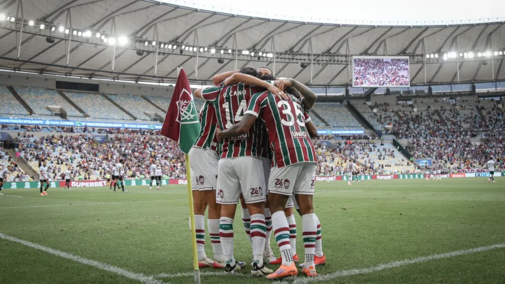 Jogadores do Fluminense comemoram gol em vitória contra o Botafogo • FOTO: MARCELO GONÇALVES / FLUMINENSE F.C.
