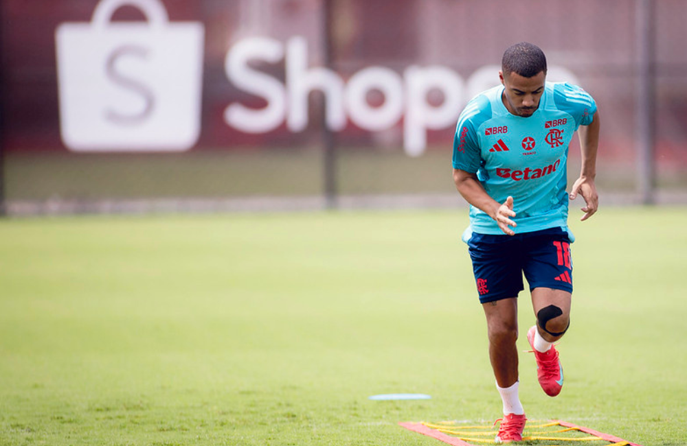 Allan e De la Cruz treinam junto com elenco do Flamengo, e Saúl faz trabalhos à parte Divulgação: Adriano Fontes/Flamengo
