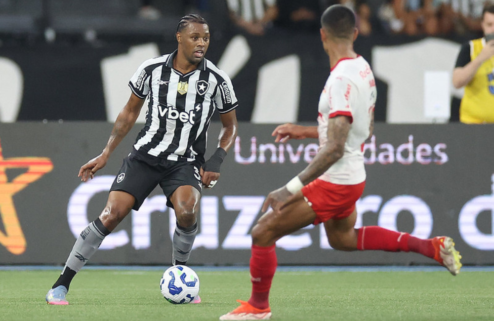 Zagueiro do Botafogo, Kaio Pantaleão passa por cirurgia no joelho esquerdo Divulgação: Vítor Silva/Botafogo