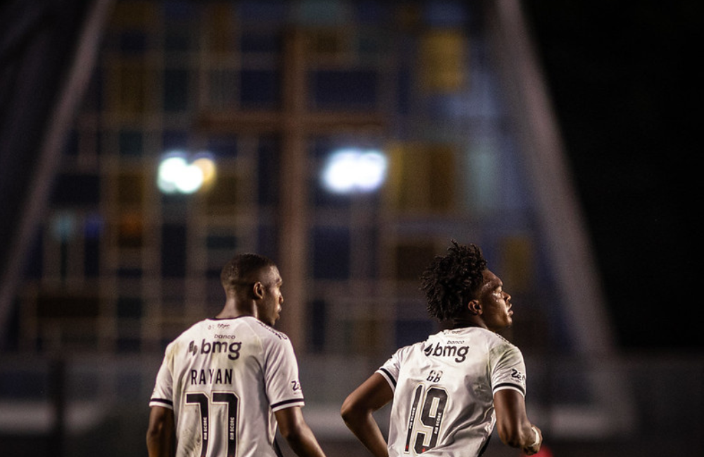 Rayan e GB comemoram moral com Diniz após vitória do Vasco Divulgação: Dikran Sahagian/Vasco