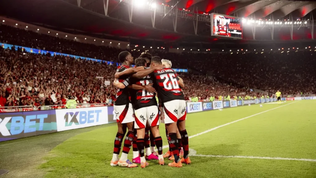 Jogadores do Flamengo celebram um dos gols da vitória sobre o Red Bull Bragantino • Adriano Fontes/Flamengo