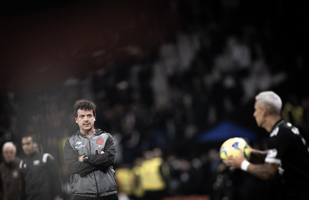 Diniz fala em descuido de marcação em gol do Corinthians e lamenta vice do Vasco Divulgação: Matheus Lima/Vasco
