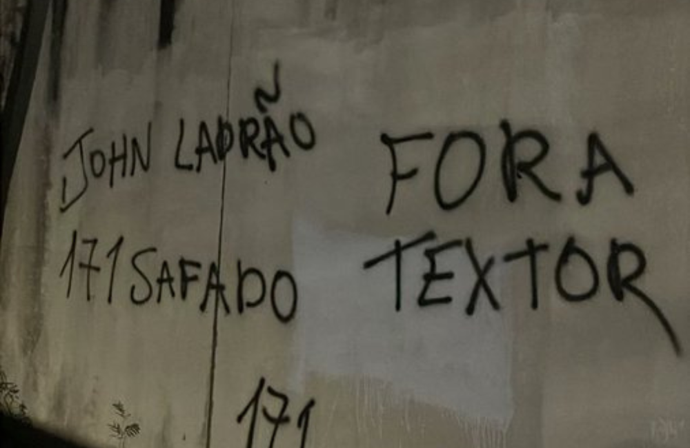 Muros do CT do Botafogo aparecem pichados com críticas a John Textor Foto: divulgação