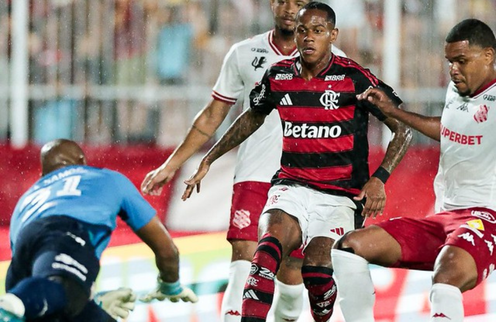 Flamengo acerta venda de Wallace Yan ao Bragantino e atacante se emociona em despedida Divulgação: Gilvan de Souza