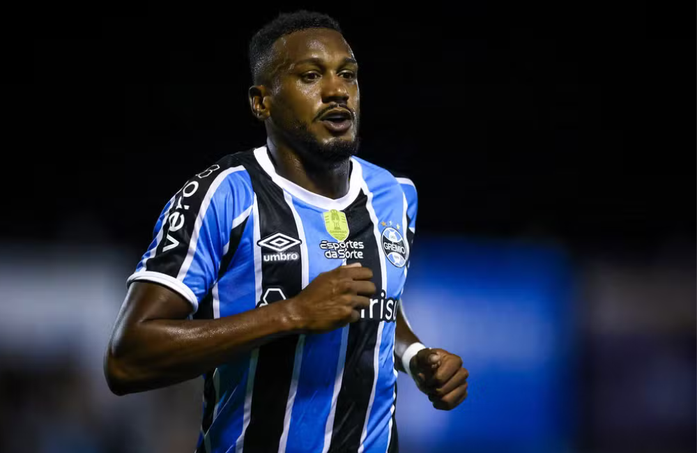 Edenílson desembarca no Rio para assinar com o Botafogo Divulgação: Grêmio