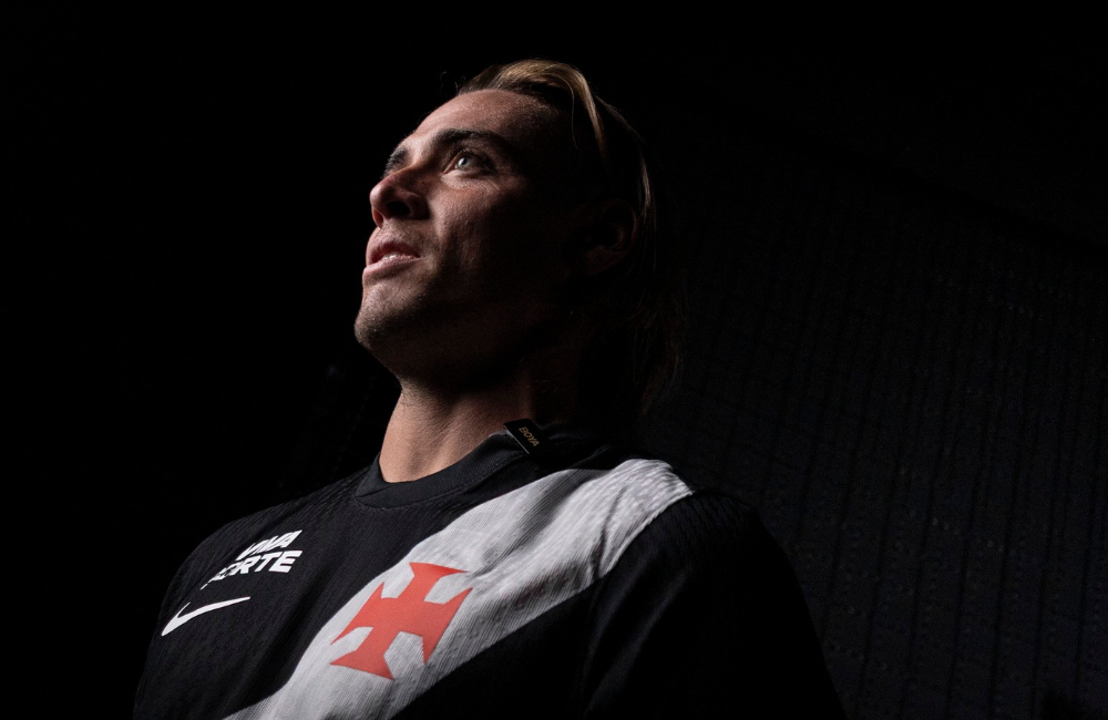 Reforço na área! Vasco anuncia contratação do atacante Spinelli Divulgação: Vasco