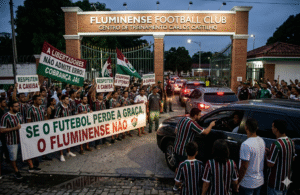 Torcedores do Fluminense protestam no portão do CT Carlos Castilho