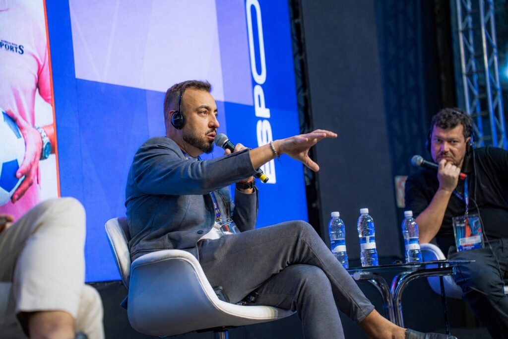 Pedro Chiaverini participa do painel "Do Papel ao Digital" durante o Rio Innovation Week ao lado de representantes da Placar, Lance! e Barões Brand Publishing.